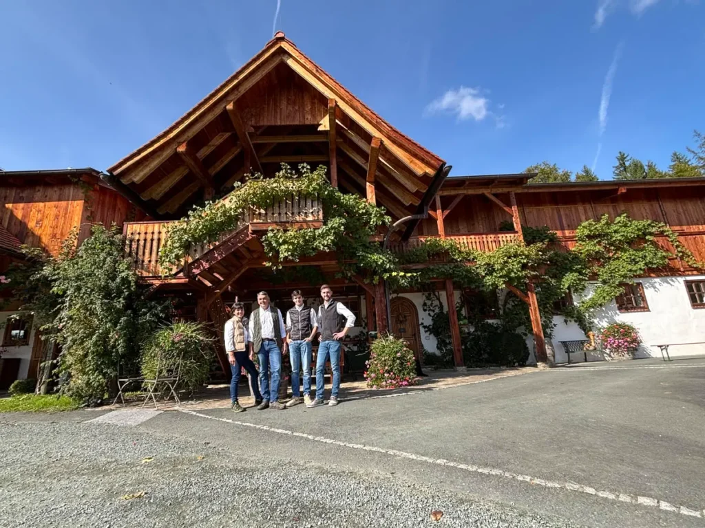 Familie im vor dem Hof in Bad Gams Weststeiermark